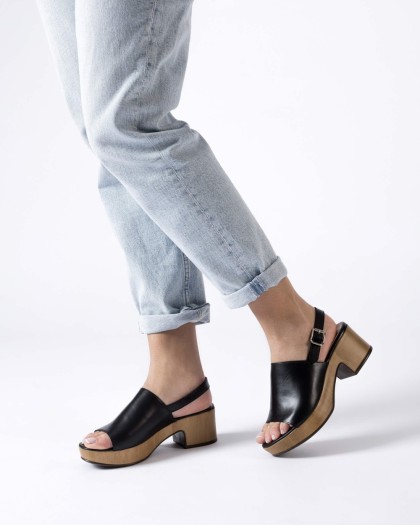 Wonders.com | Black MIERCOLES 50-P Sandal D-8850-P ISEO
