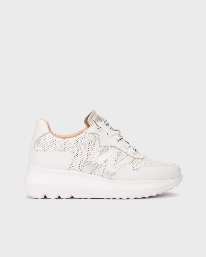 Deportivas ULTRAFLY 21 fabricadas en combinación de pieles en tonos blanco y plata.