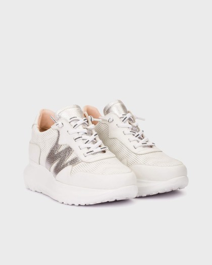 Deportivas blancas con detalles metalizados de Wonders.