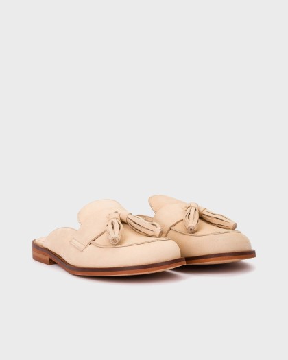 La versión actualizada del mocasín clásico. Su talón destalonado y tacón bajo lo hacen perfecto para la primavera.