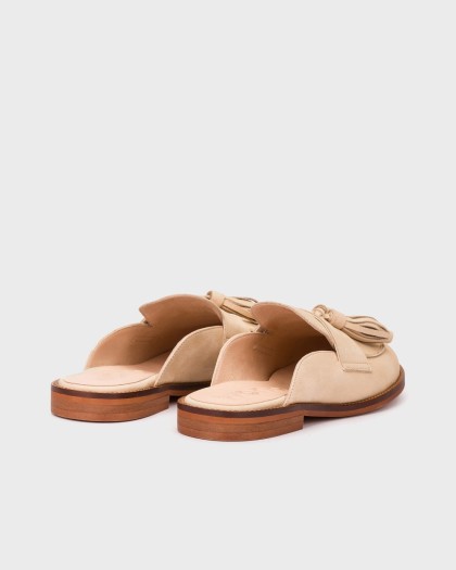 Mules beige de antifaz limpio con detalle de borlas.