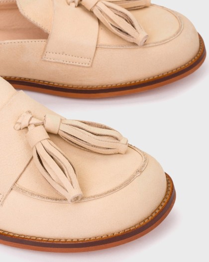 Detalle de las borlas delanteras de los mules CORO 10 de Wonders de piel nobuck.