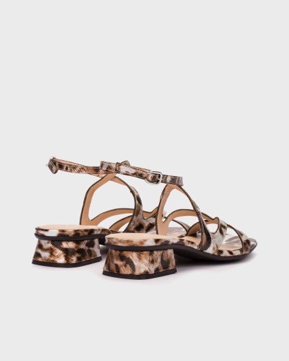 Sandalias de mujer con tiras cruzadas sobre empeine: ideales para primavera-verano