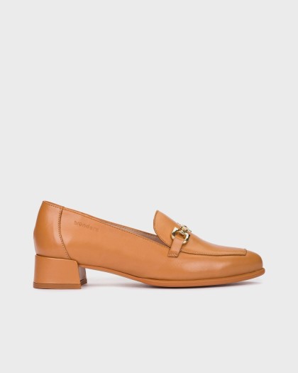 Mocasines ALONDRA 30 confeccionados en piel lisa marrón.