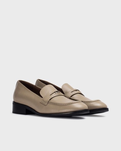 Mocasines clásicos de piel color marrón para mujer