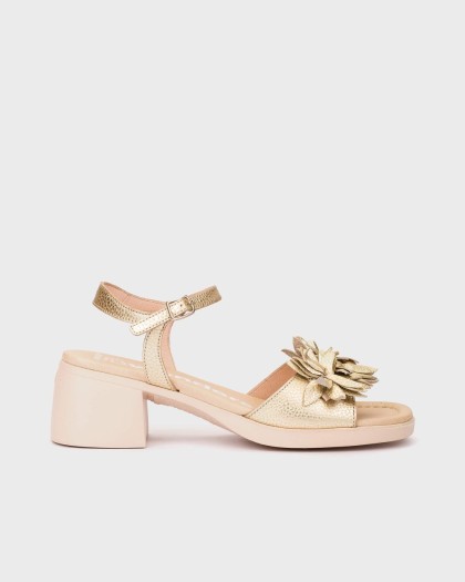 Sandalias MOAI 02 confeccionadas en piel texturizada metalizada acabado dorado