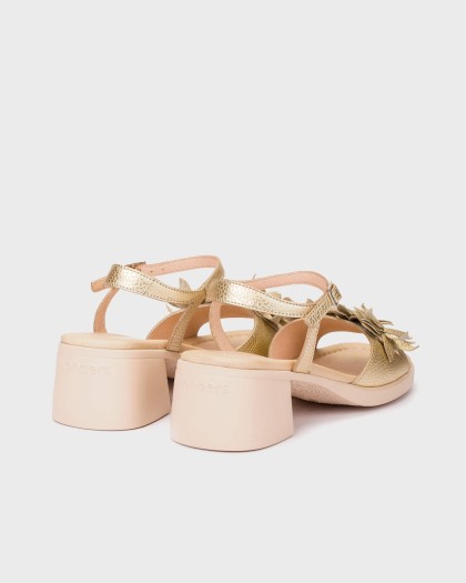 Sandalias doradas con plantilla interior de MemoryGel para una máxima comodidad