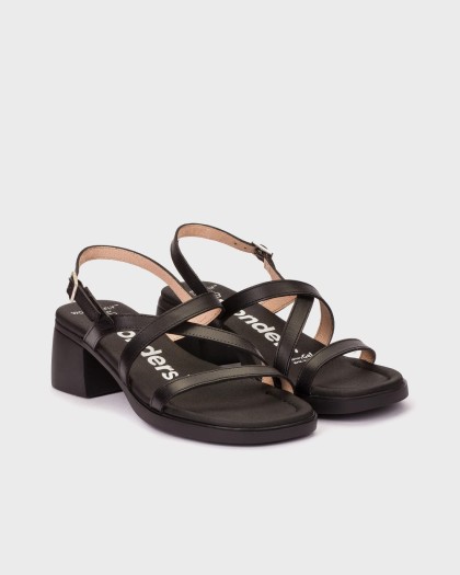 Sandalias de tacón bajo y cuadrado en piel negra y tiras cruzadas