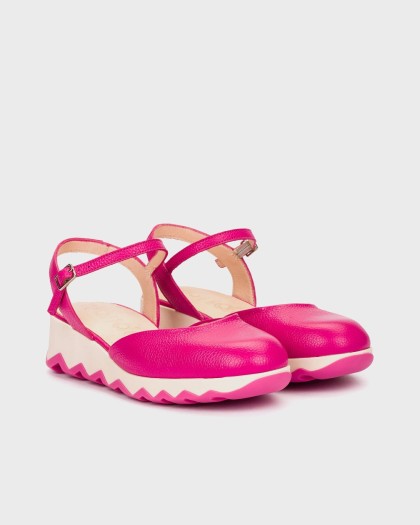 Zapatos destalonados en piel fucsia con hebilla lateral para un cierre y ajuste perfecto