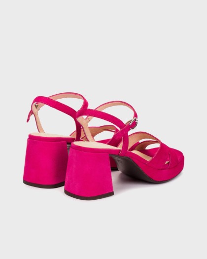 Sandalias fucsia de tacón ancho con plataforma forrado también en fucsia