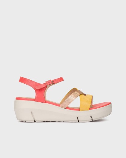 Sandalias con cuña FLYNN 83 confeccionadas en combinación de pieles oro rosa y amarillo y coral.