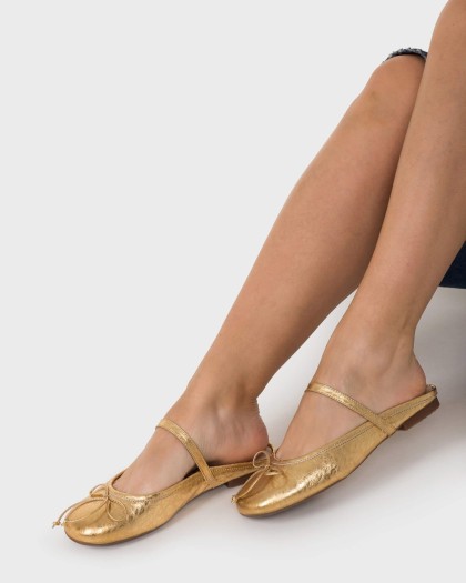 LULU 02 slingback ballerina flats in metallic gold leather with a cross-over strap and open-back design.