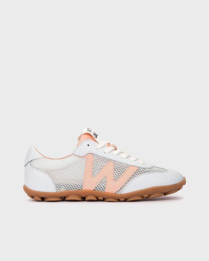 Deportiva NYSA 01 en piel y rejilla transpirable con detalle lateral en W y suela color caramelo.