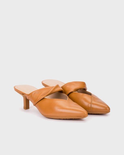 FLEXFIT 32 heeled mules in smooth brown leather with a gathered upper and backless design for an elegant and comfortable style.