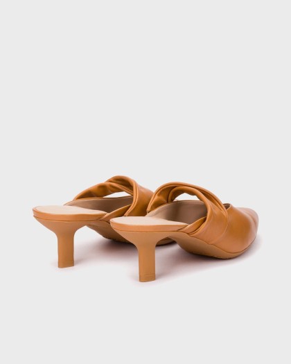 Rear view of the FLEXFIT 32 mules in brown leather with an open-back silhouette and flexible kitten heel.
