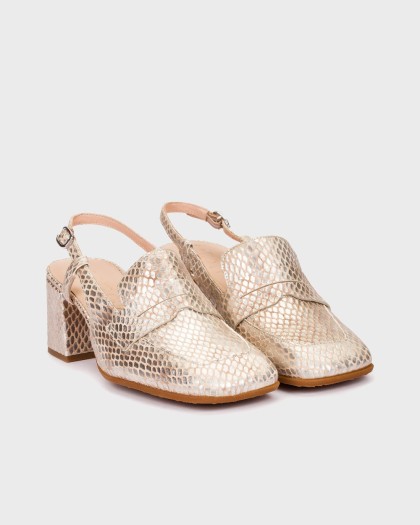 Zapatos destalonados ANILA 03 en piel metalizada snake skin con pala tipo mocasín y hebilla ajustable.