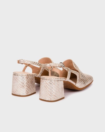 Vista posterior de los zapatos ANILA 03 con estampado snake skin metalizado pulsera ajustable y tacón ancho revestido al tono.