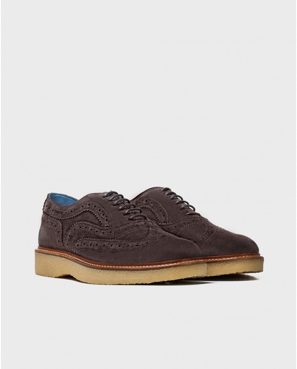 Leather shoe with brogue detail