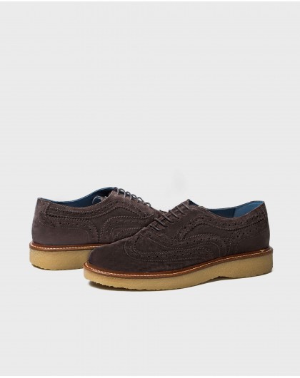 Leather shoe with brogue detail