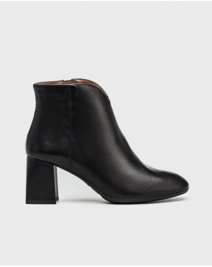Leather ankle boot with throat detail