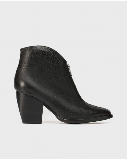 Cowboy style ankle boot with zip
