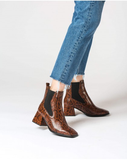 Ankle boot with heel and thick elastic