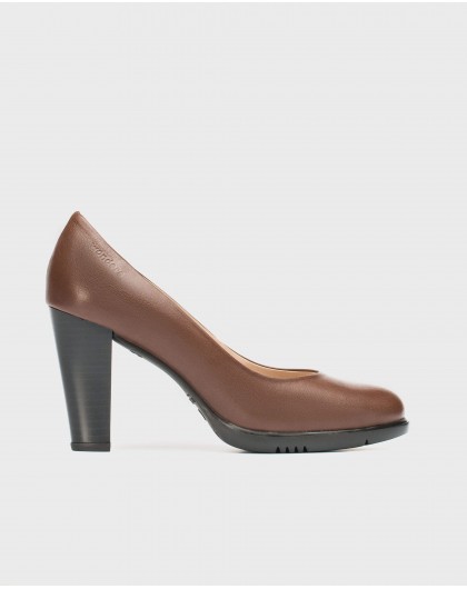 Leather court shoe with rounded toe