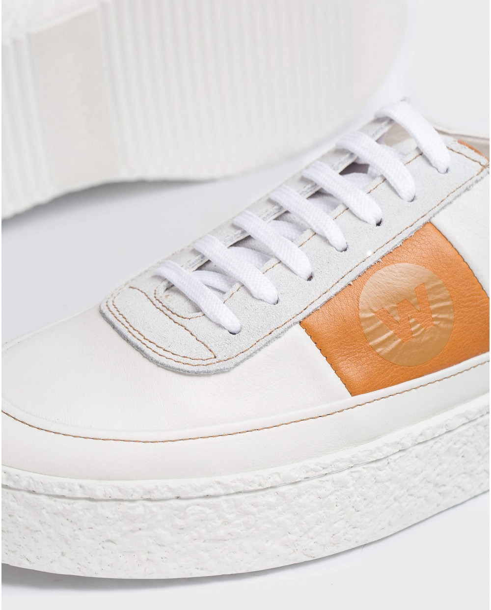 Leather sneaker with laces
