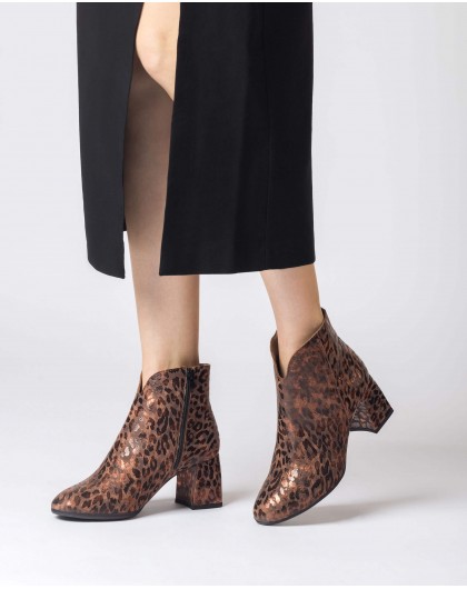 Leather ankle boot with throat detail