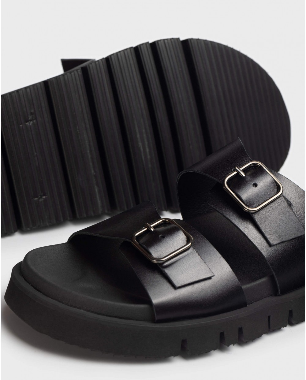 Leather sandal with buckles