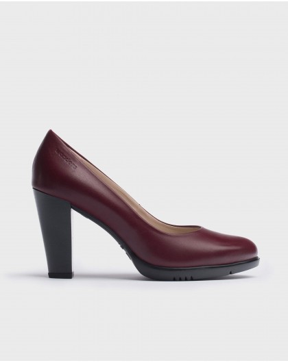 Leather court shoe with rounded toe