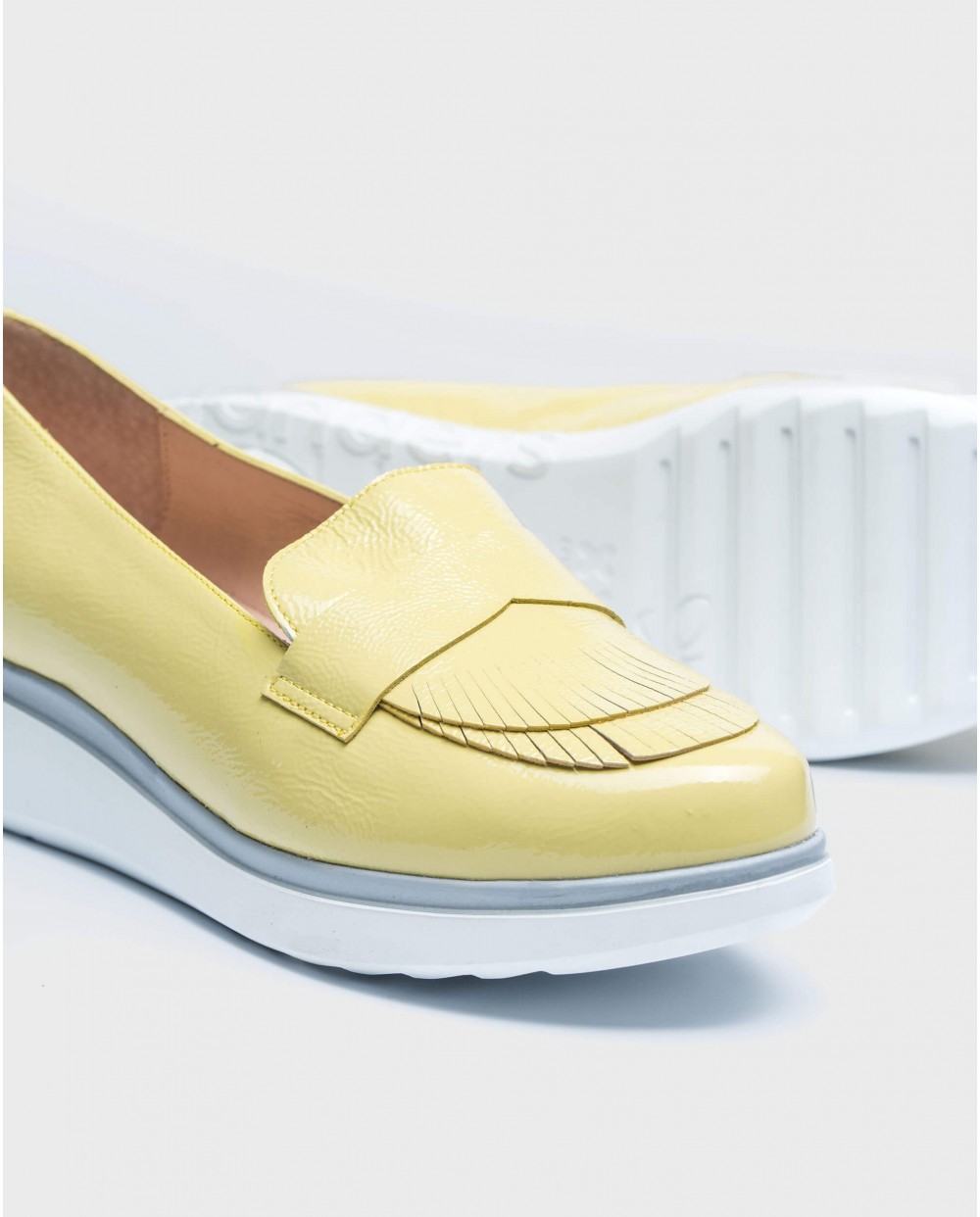 Patent leather moccasins with fringe detail