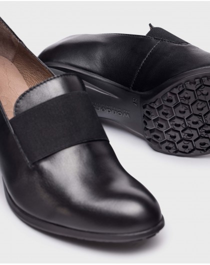 Black elastic shoes