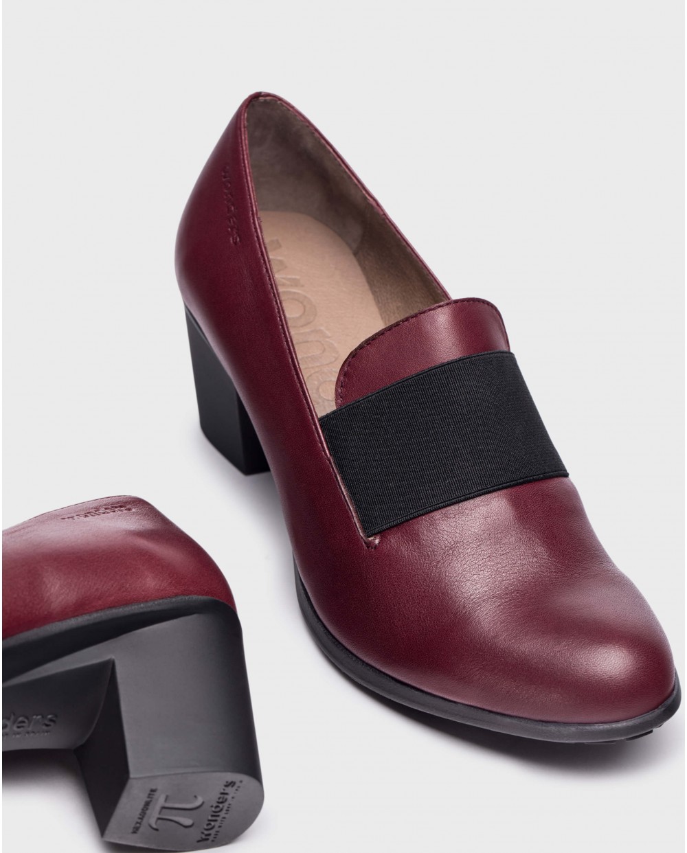 Burgundy elastic shoes