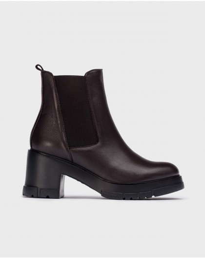 Elastic track ankle boot