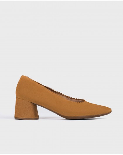 Midi-heeled court shoe