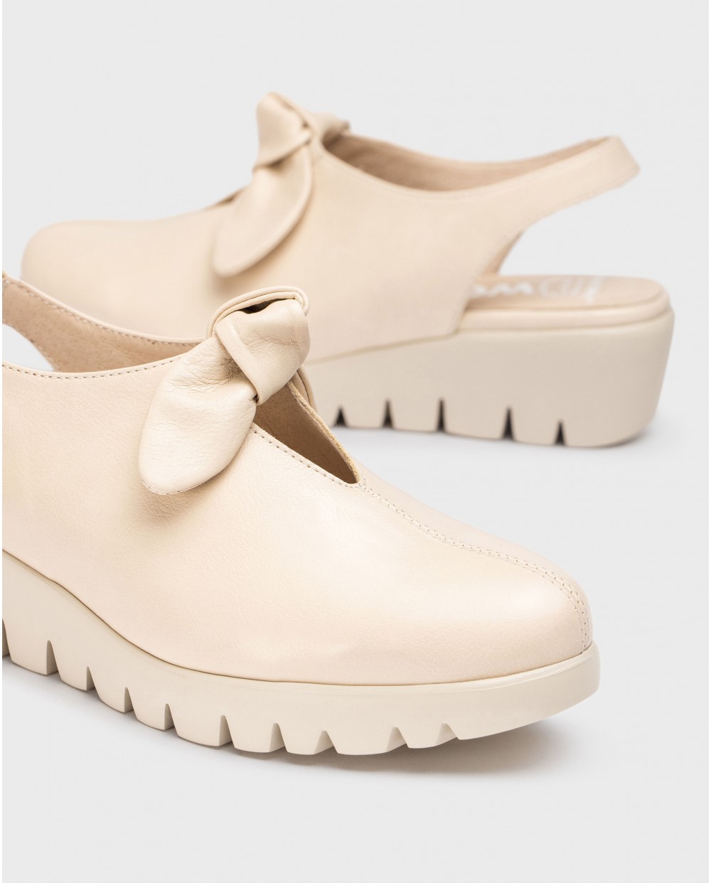 Natural shoes with bow detail