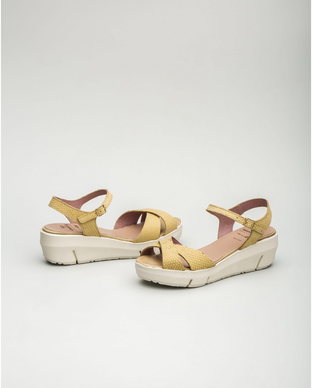 Wonders-Outlet-wedge sandal with criss cross straps