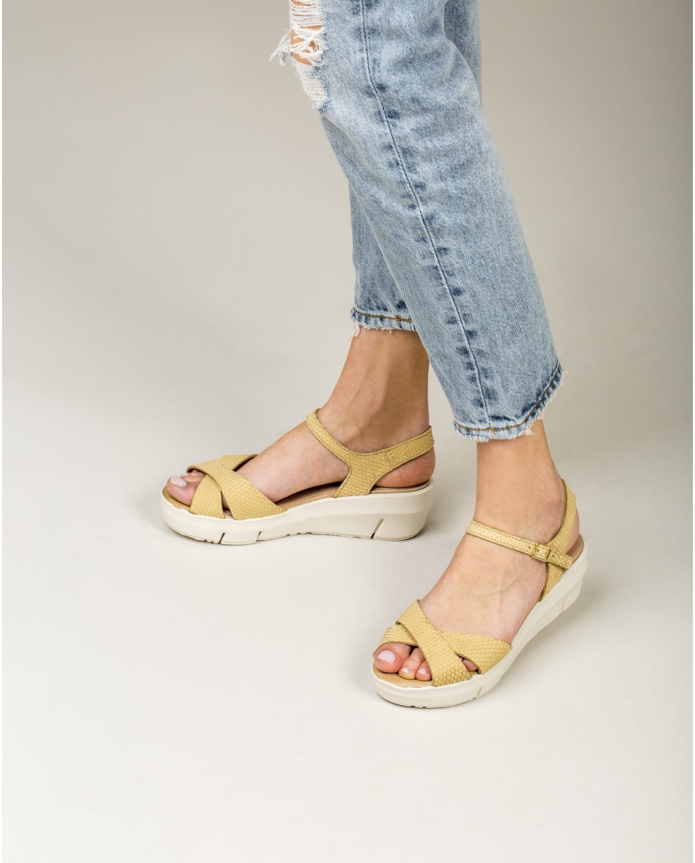 Wonders-Outlet-wedge sandal with criss cross straps