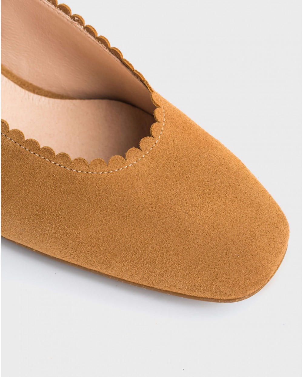 Wonders-Outlet-shoe with a semi-circle cut detail