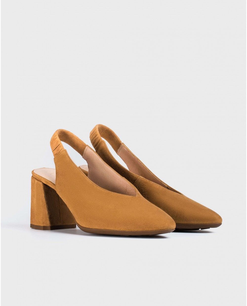 Wonders-Heels-V cut leather court shoe