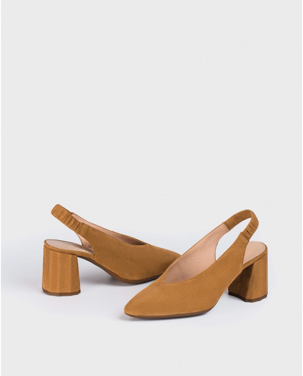 Wonders-Heels-V cut leather court shoe