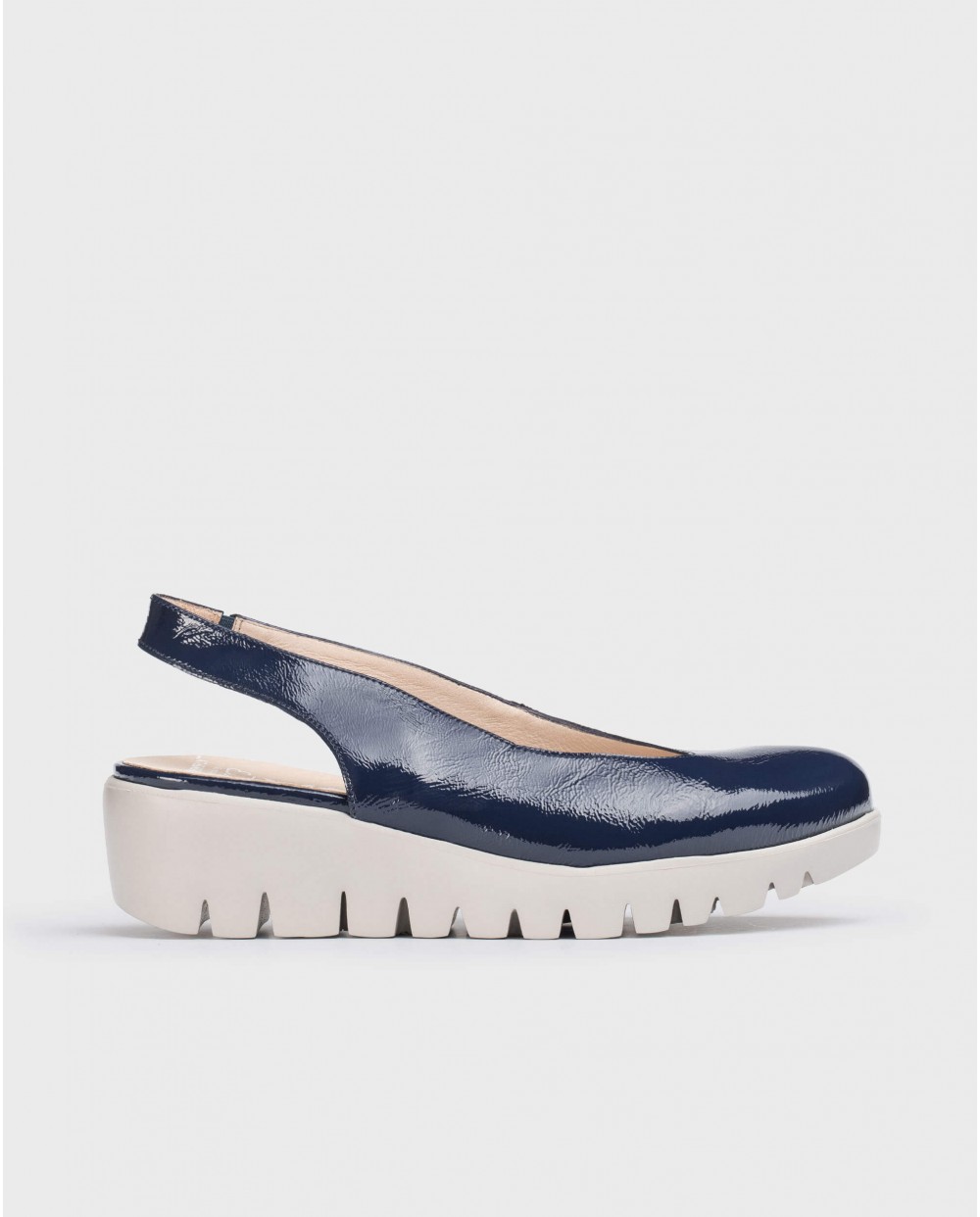 Wonders-Wedges-shoe with an asymmetric throat