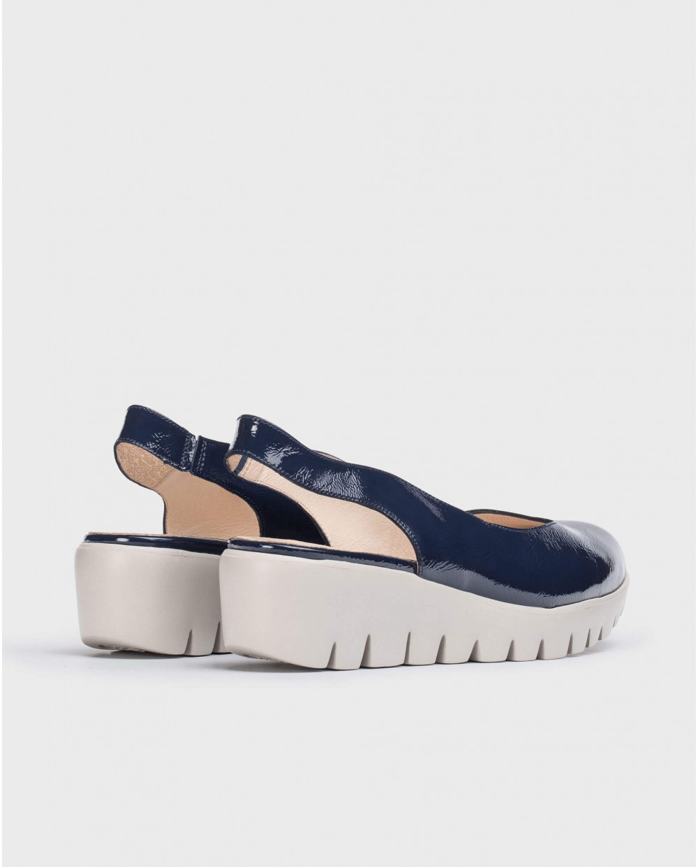 Wonders-Wedges-shoe with an asymmetric throat