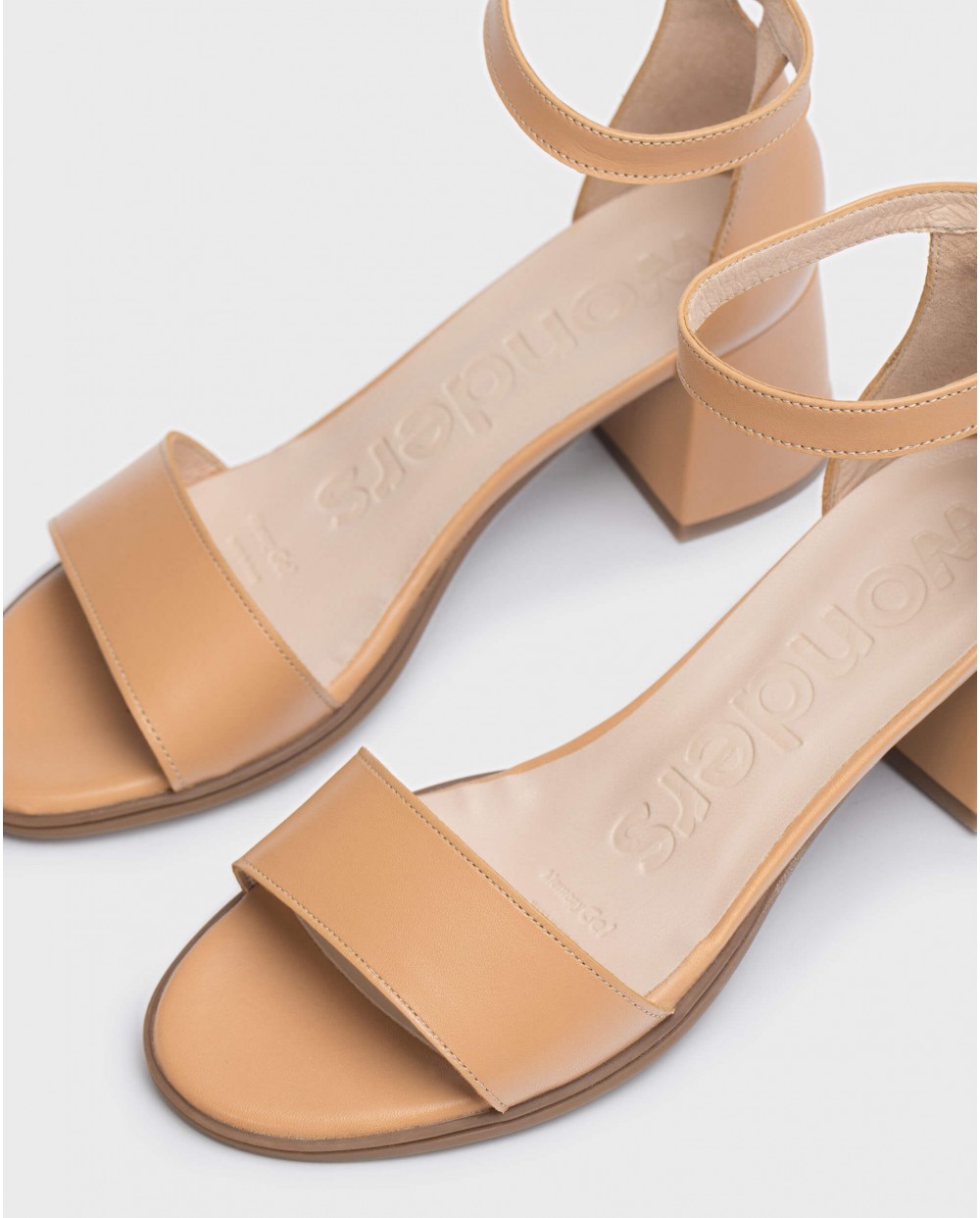 Wonders-Heels-Leather sandal with square heel