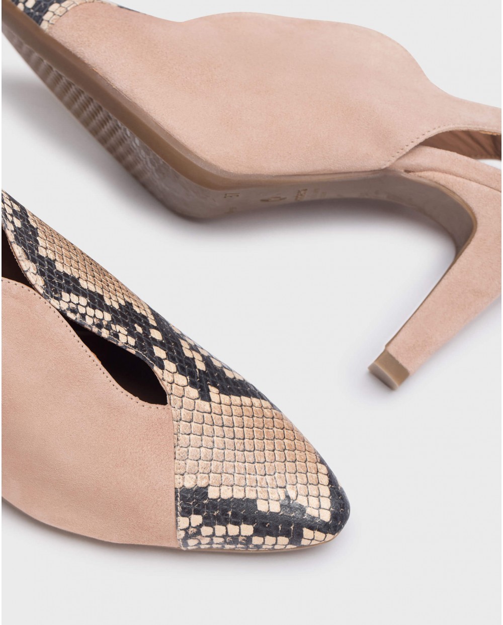 Wonders-Heels-V-cut Leather Court Shoe