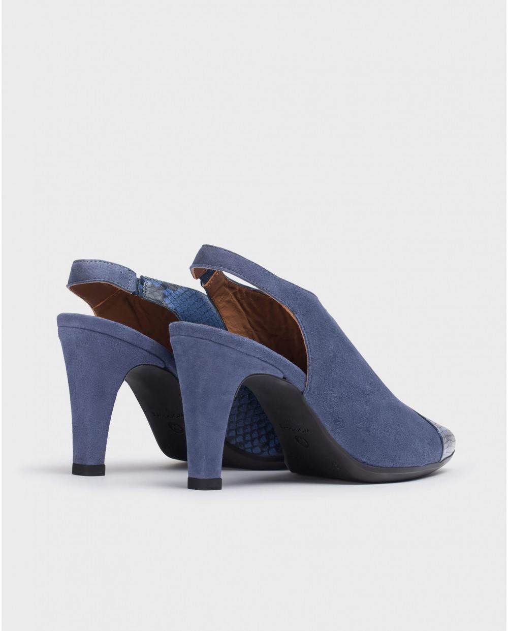 Wonders-Heels-V-cut Leather Court Shoe