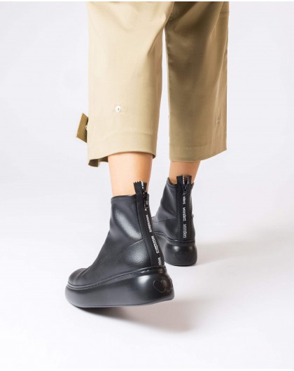 Black Yuri ankle boot