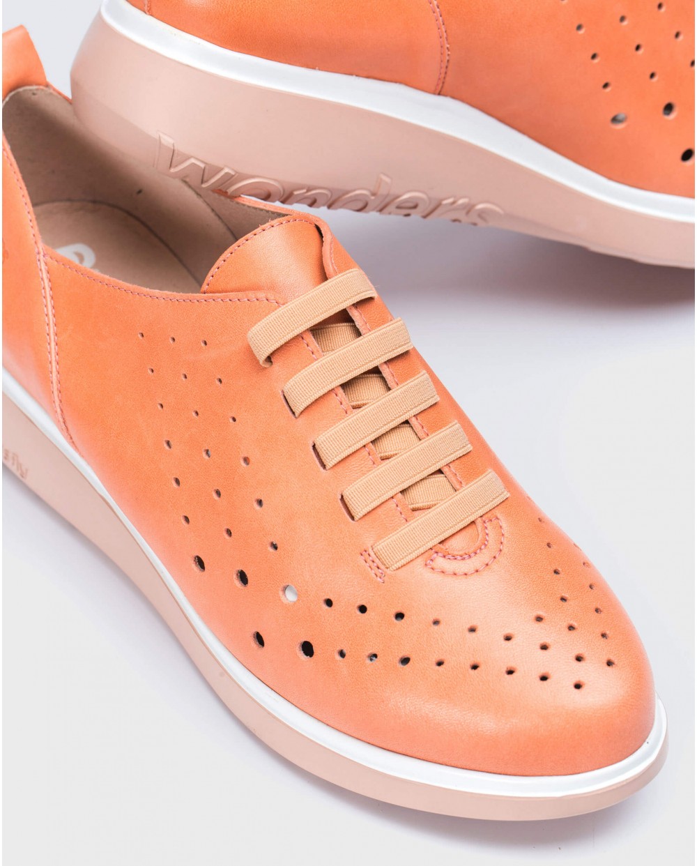 Leather sneakers with elastic detail