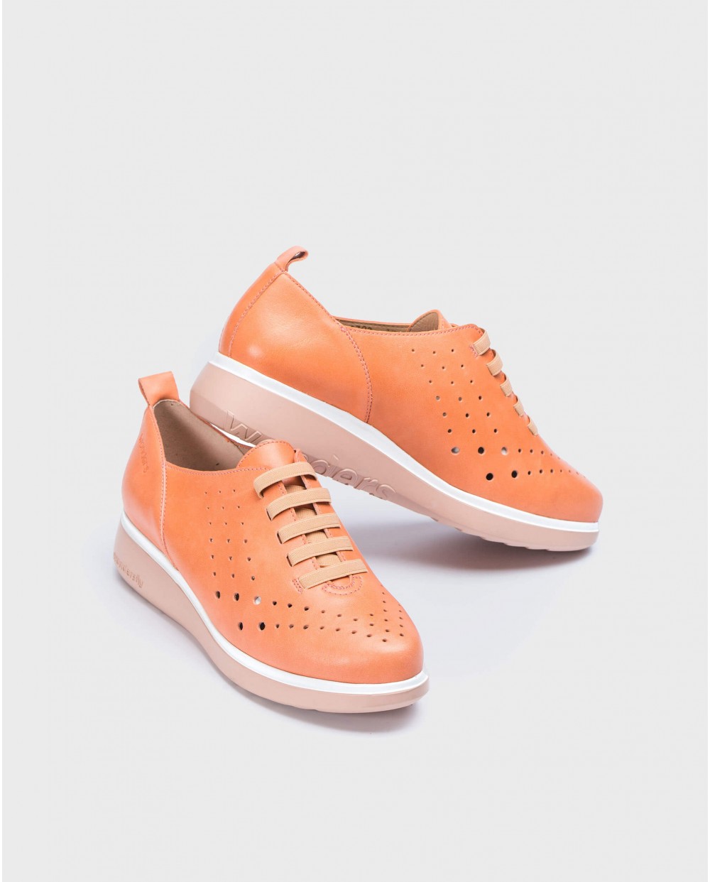 Leather sneakers with elastic detail